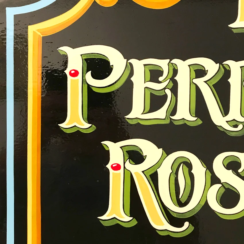 Detalle-de-letras-pintadas-a-mano-banderola-tattoo-studio