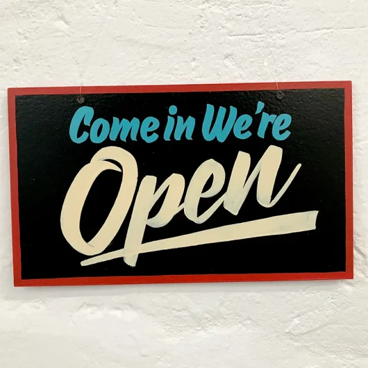 cartel-vintage-open-closed-lettering-tradicional