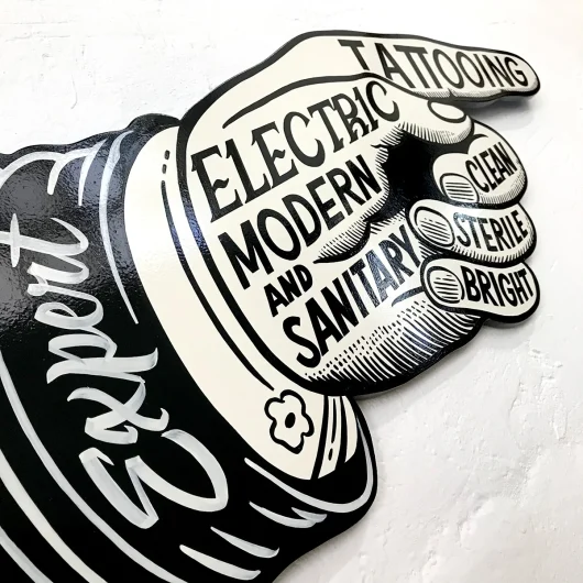 tattoo-hand-point-rotulo-retro-mano-senalando-antiguo