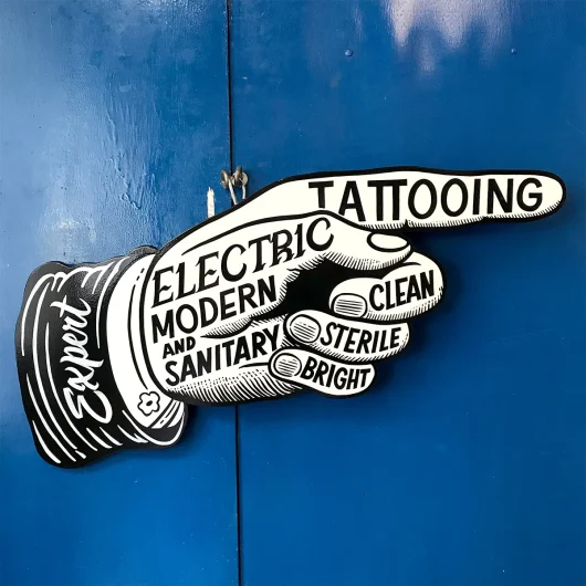 tattoo-hand-point-rotulo-retro-mano-senalando-tatuaje