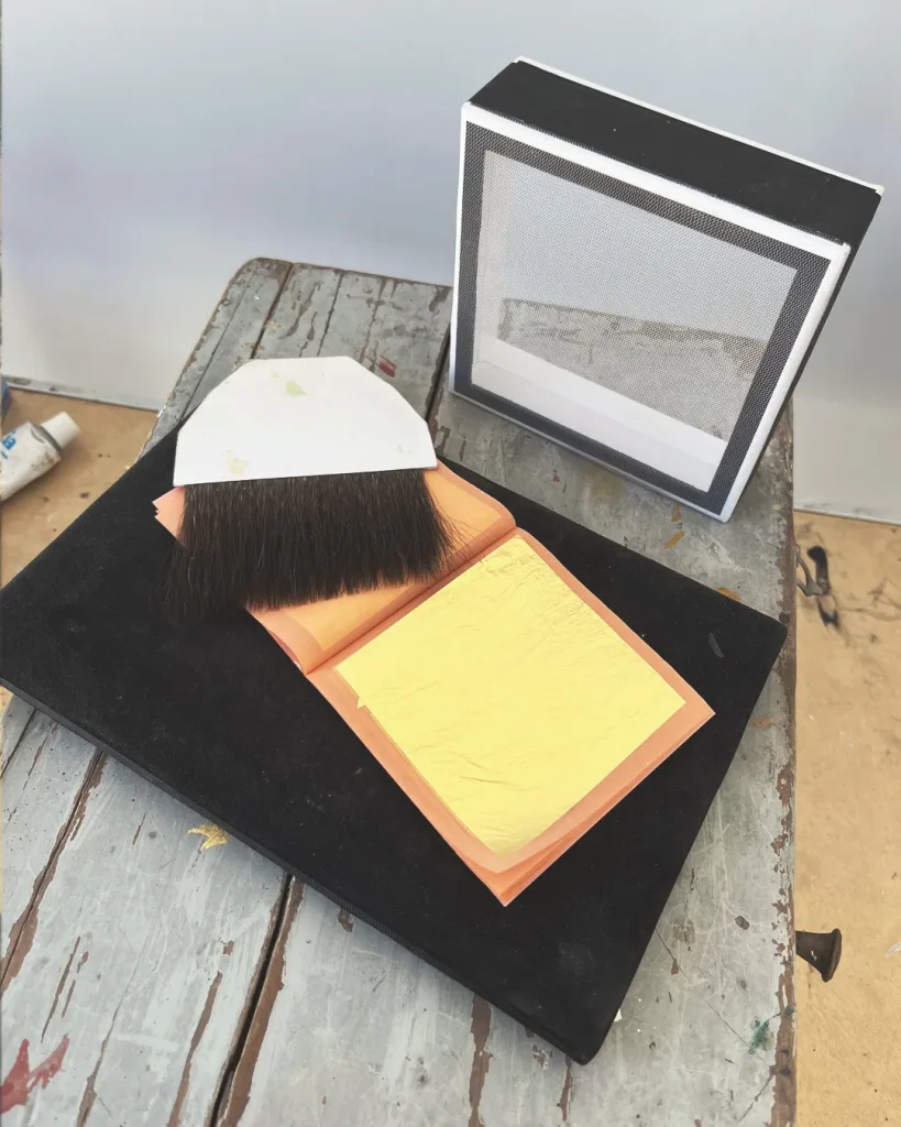 Herramientas para rotular letras con pan de oro