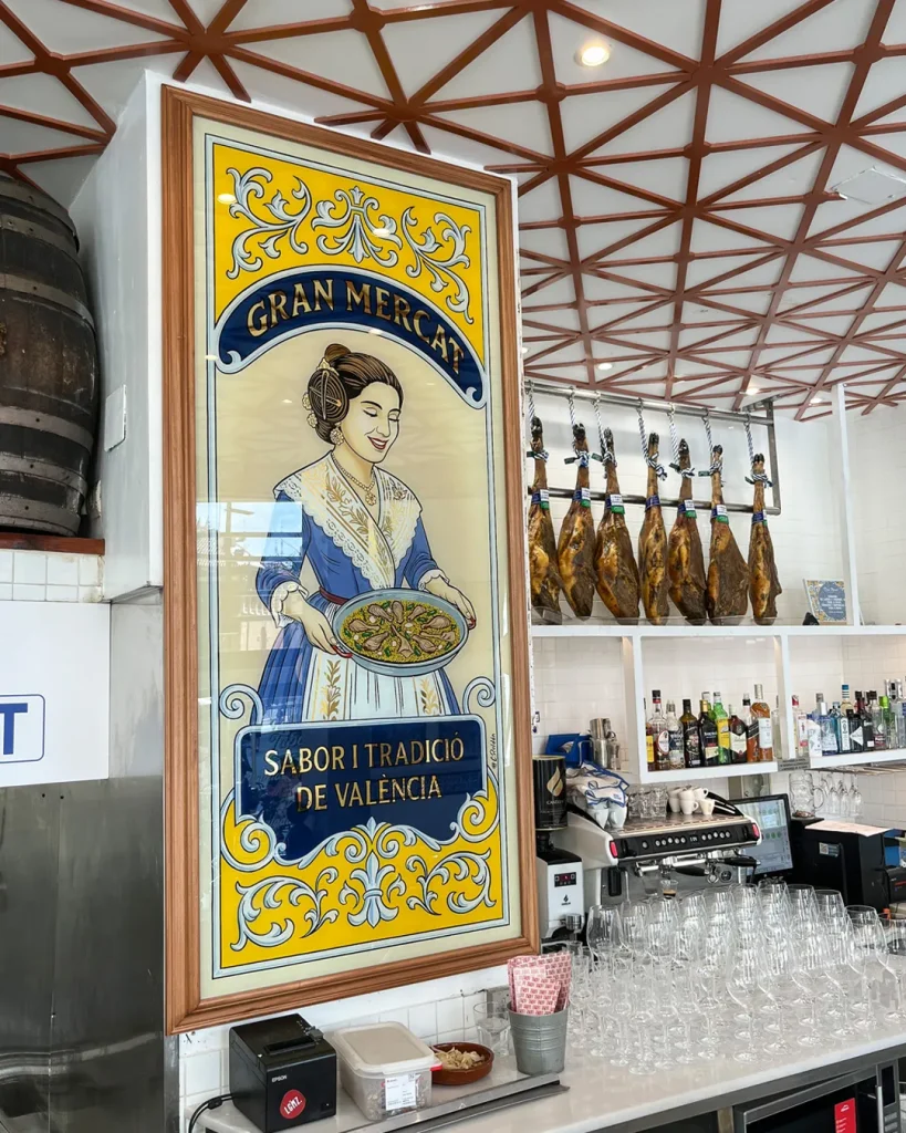 Rótulo vintage de vidrio pintado a mano decorando el interior de un restaurante en Valencia
