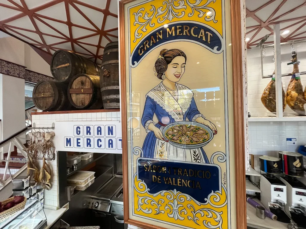 Vista completa del letrero pintado a mano sobre cristal instalado en restaurante