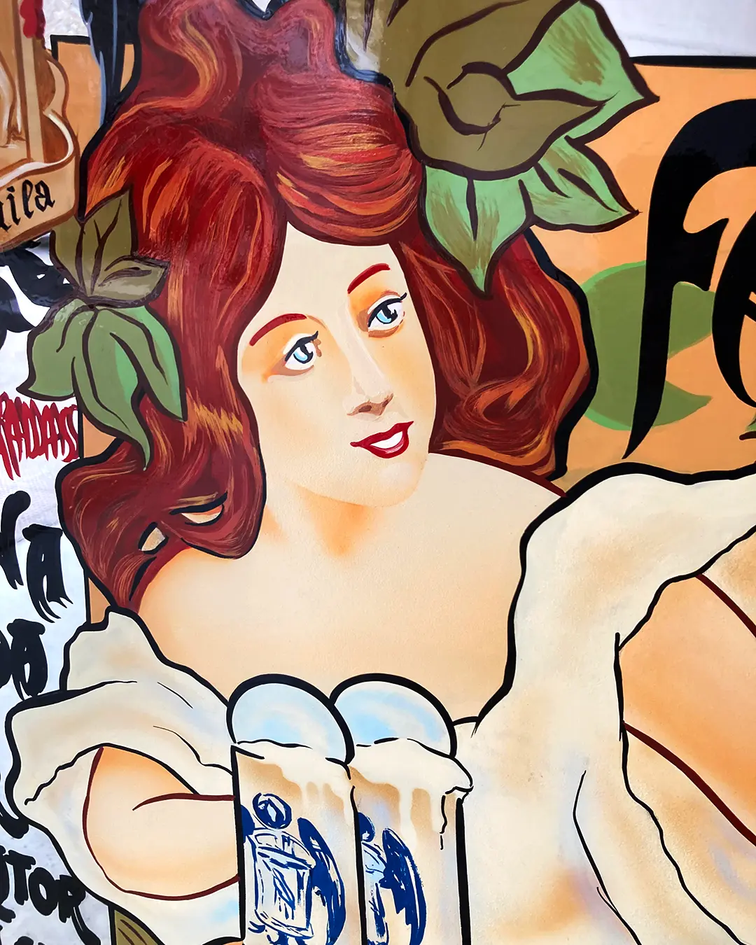 Detalle de rostro modernista pintado a mano sobre espejo decorativo