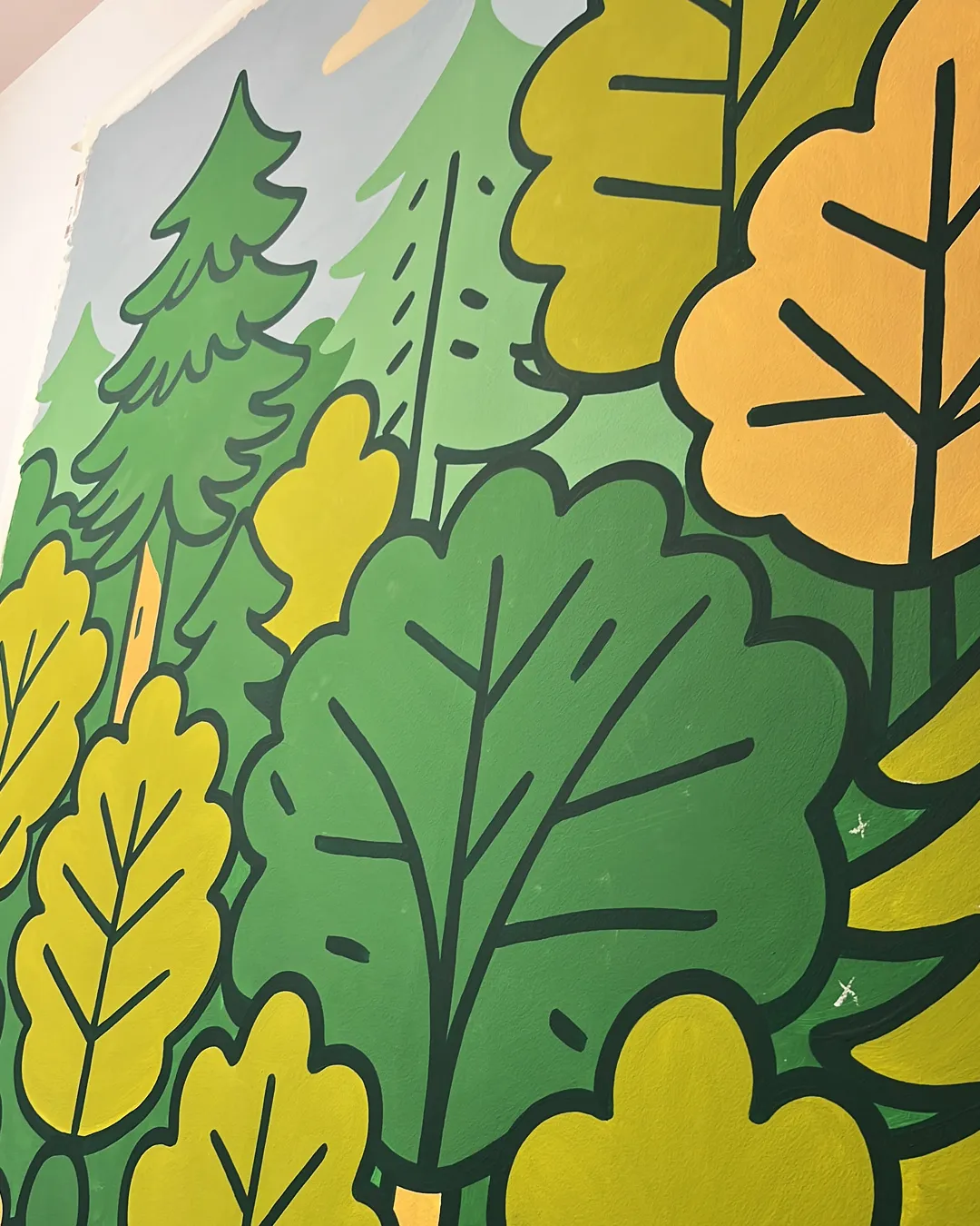 Detalle ilustrado de mural decorativo pintado a mano en oficinas corporativas