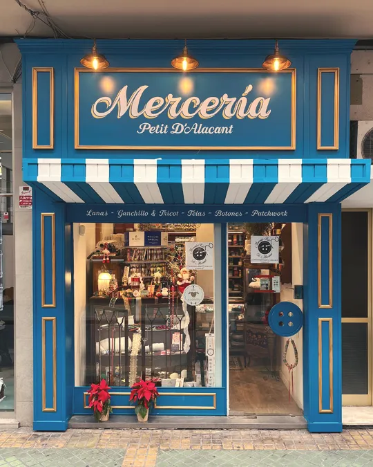 Fachada decorativa vintage con rotulación tradicional pintada a mano