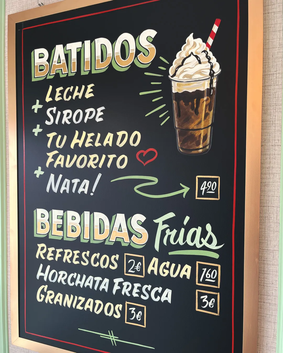 Pizarra rotulada a mano con lettering tradicional e ilustración para heladería